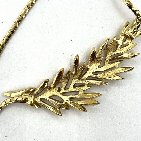 Vintage CROWN TRIFARI Laurel Wreath Pendant Necklace Gold Tone 17” - Picture 8 of 10